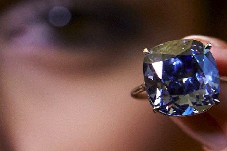 عمرها 3 قرون.. ألماسة نادرة تُباع بسعر 6.7 مليون دولار