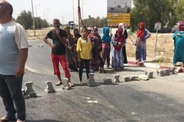 قابس: إحتجاجا على تواصل إنقطاع الماء.. أهالي غنوش يقطعون الطريق