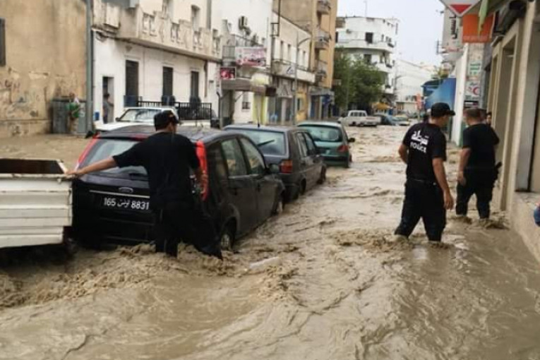 وحدات النجدة ببنزرت تجلي 6 عائلات وتزيح 48 سيارة من الطريق العام