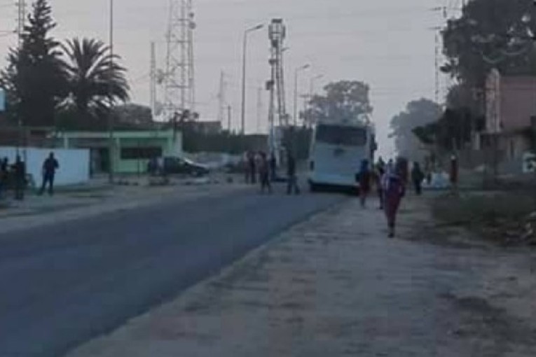 السبيخة: مواطنون يغلقون الطريق للمطالبة بالتشغيل