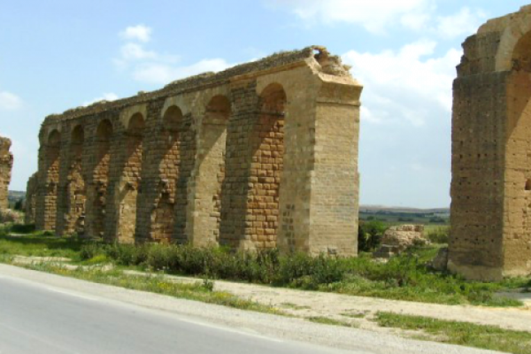 المحمدية: متساكنون في حي عامر يُحطمون جزءً من الحنايا