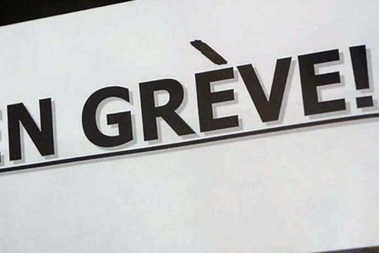 أعوان وإطارات وزارة النقل ينفذون إضرابا في جميع الإدارات الجهوية