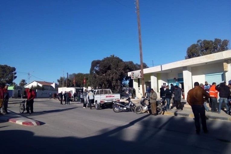 أعوان شركة فسفاط قفصة بإقليم المظيلة يضربون عن العمل (صور)