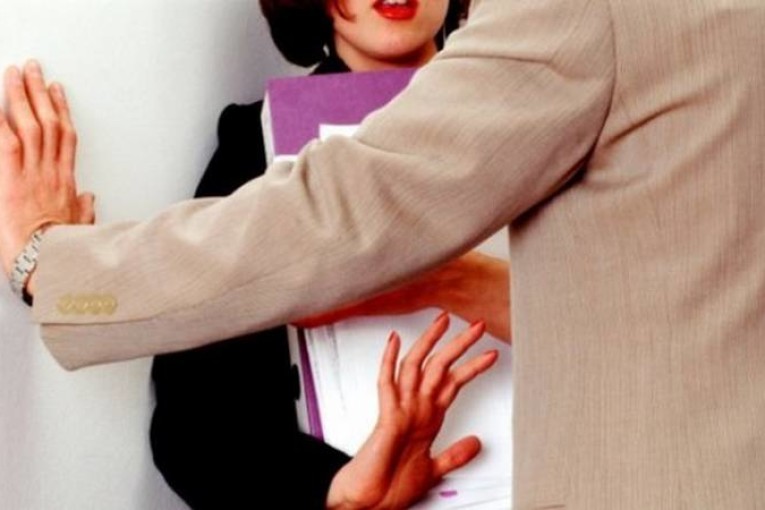 القيروان : أستاذ متقاعد يتحرش بتلميذته في حصة دروس خصوصية !