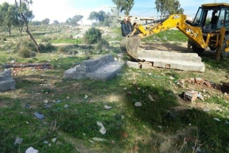 هدم “قبور” في منطقة جعفر من ولاية اريانة!