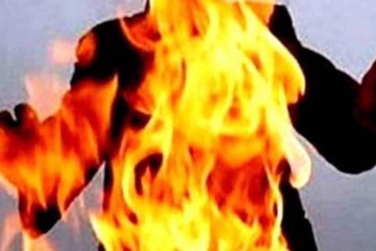 أم لأربعة أبناء تضرم النار في جسدها