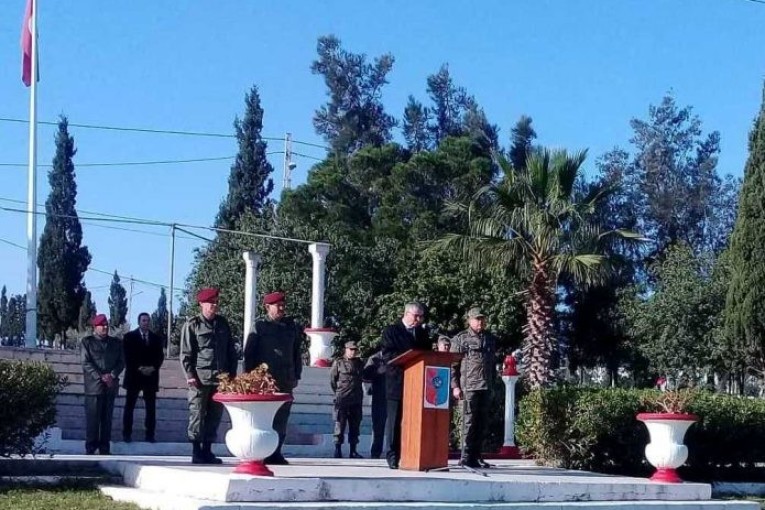 وزير الدفاع الوطني يتفقد القاعدة العسكرية بمسجد عيسى والقاعدة البحرية بالمنستير