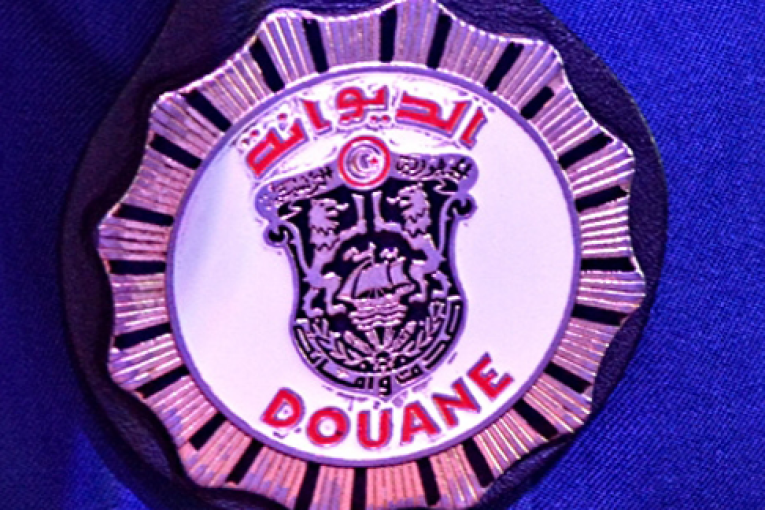الديوانة التونسية: احباط تهريب كميات هامة من السجائر والمعسل والملابس الجاهزة بقيمة 520 الف دينار