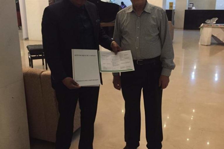 عجرودي يسلّم رئيس المجلس الاعلى للقبائل و المدن الليبية خريطة الطريق المعتمدة من قبل القادة الافارقة