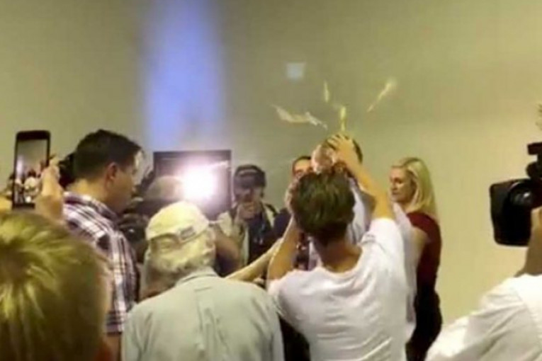 رشق السيناتور الأسترالي بالبيض إثر تصريحاته المعادية للإسلام (فيديو)