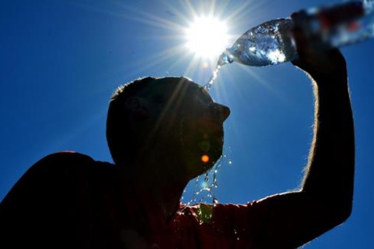 درجات الحرارة تصل إلى 44 درجة