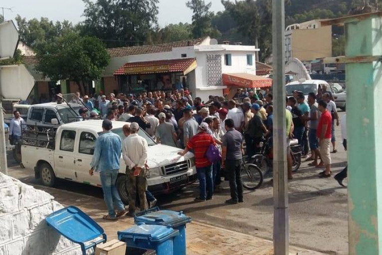 باجة: محتجون يغلقون الطريق الرابطة بين نفزة وطبرقة بسبب انقطاع الماء