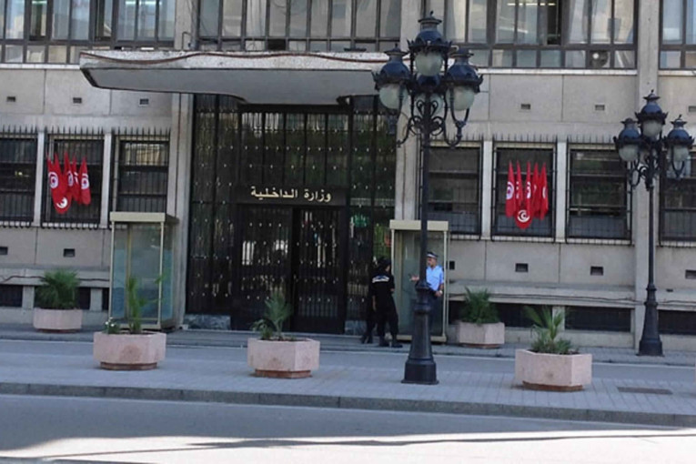 وزارة الداخلية تؤكد شروعها في اتخاذ الإجراءات القانونية ضد من “تعمّد الإساءة أو التشكيك أو نسبة أمور غير صحيحة لهياكلها”