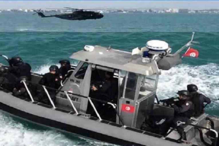 إغاثة 74 تونسيا تعطب قاربهم في سواحل صفاقس