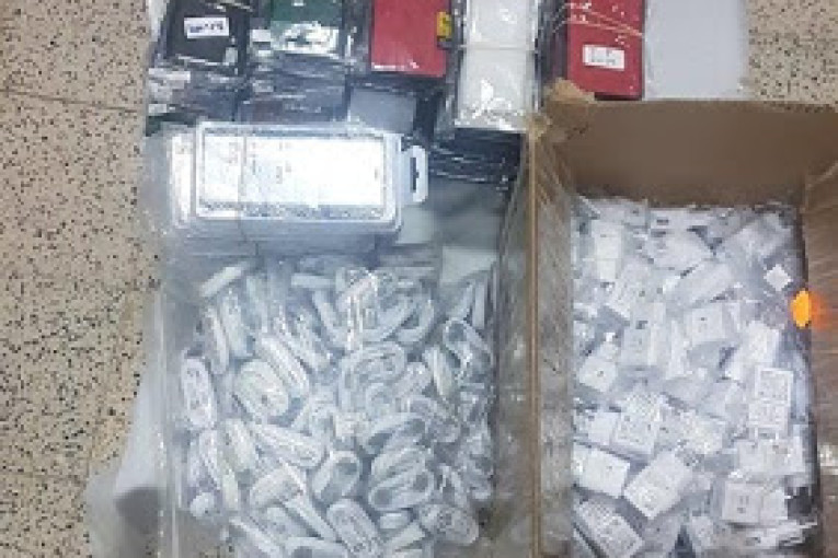 قبلي: ناقة تهرب الهواتف الجوالة