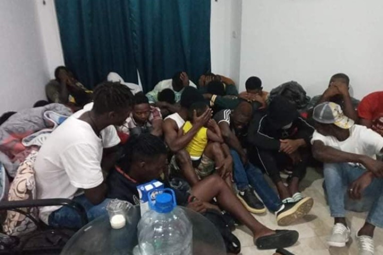 شط مريم : الحرس الوطني يضبط 36 افريقي بصدد التحضير لاجتياز الحدود البحري خلسة ( الصور )