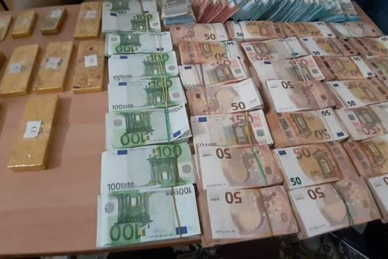 صفاقس : ضبط سيارة ليبية محملة ب13 سبيكة من الذهب و حوالي 600 ألف أورو