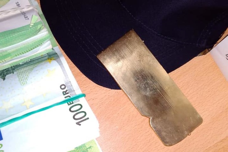 حجز حوالي مليار ونصف من العملة الأجنبية وصفيحتي ذهب بالصخيرة