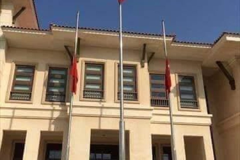 تركيا تنكس العلم التركي