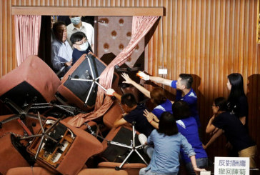 اشتباكات عنيفة داخل البرلمان في تايوان (صور)