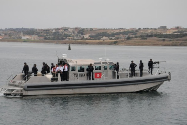 الجيش الوطني ينقذ 18 تونسيا عرض البحر