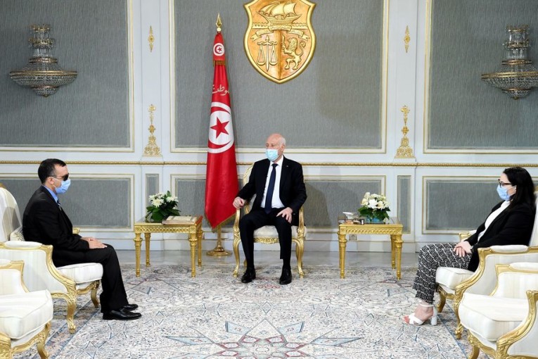 المشيشي يُعفي وزيرا في الصباح وقيس سعيد يعيد ترشيحه في المساء