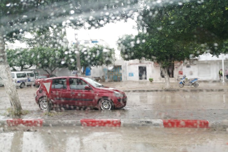 بقية اليوم وغد الأحد : تواصل تهاطل الأمطار الرعدية والغزيرة