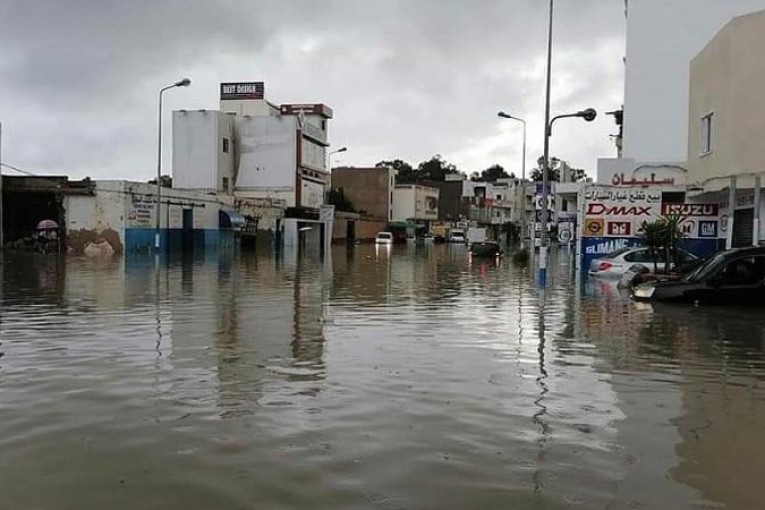 بالصور.. سوسة: اكتساح المياه للمنازل والمتاجر ونداءات استغاثة بالجملة