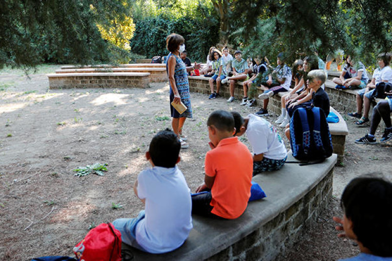 المدارس الإيطالية تفتح أبوابها والدروس في الهواء الطلق