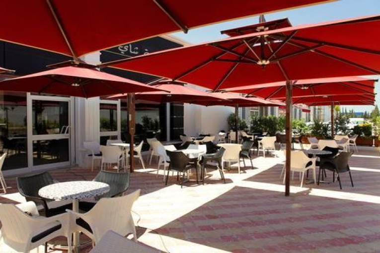 نابل: التراجع عن قرار رفع الكراسي من المقاهي