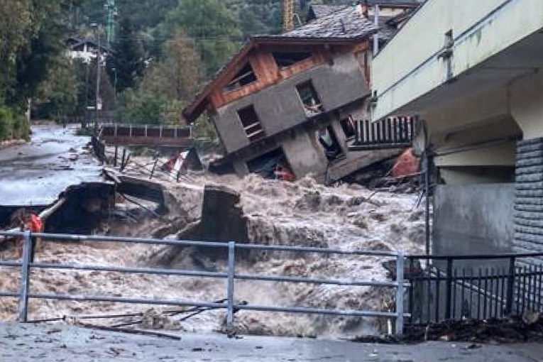 دمار وقتلى وعشرات المفقودين بعد عاصفة كارثية ضربت فرنسا وإيطاليا