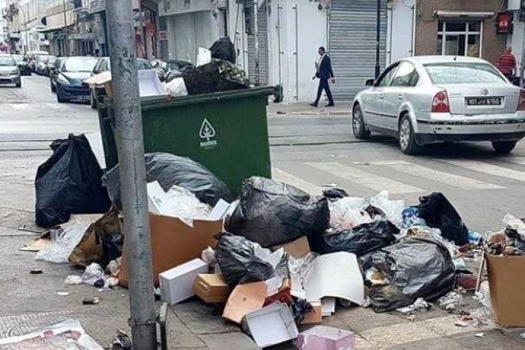 أعوان البلدية يدخلون في إضراب