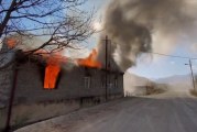 ناغورني قره باغ: سكان القرى الأرمن يحرقون منازلهم قبل تسليمها إلى أذربيجان