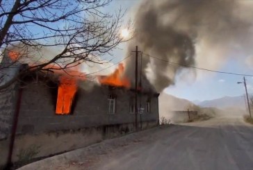 ناغورني قره باغ: سكان القرى الأرمن يحرقون منازلهم قبل تسليمها إلى أذربيجان