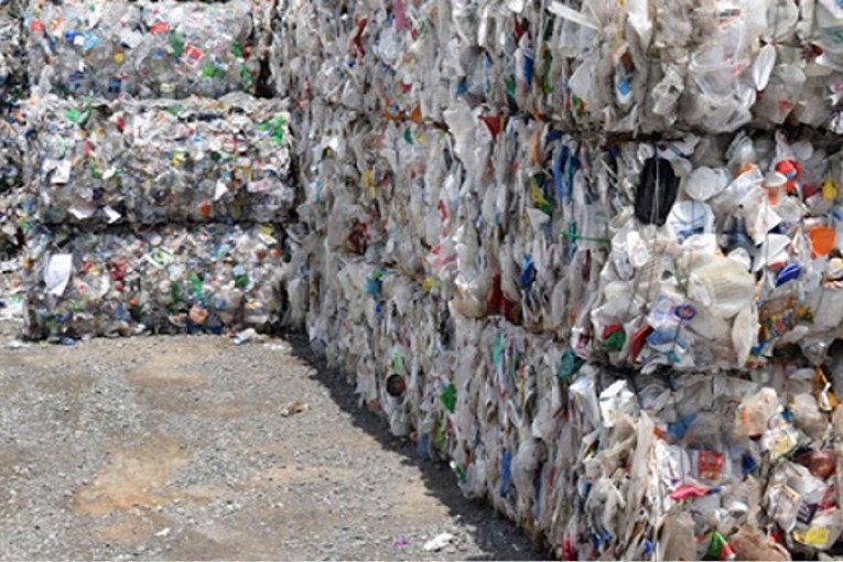 النفايات الإيطالية.. وزير البيئة يؤكد: “سنعيد هذه النفايات لإيطاليا والملف الآن لدى القضاء”