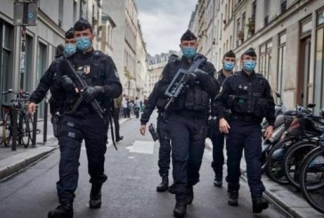 الشرطة الفرنسية تلقي القبض على رجل مسلح بساطور (فيديو)