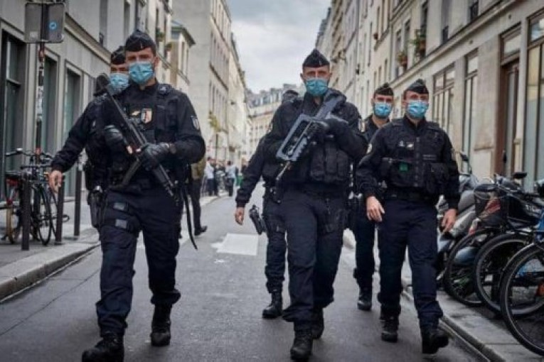 الشرطة الفرنسية تلقي القبض على رجل مسلح بساطور (فيديو)