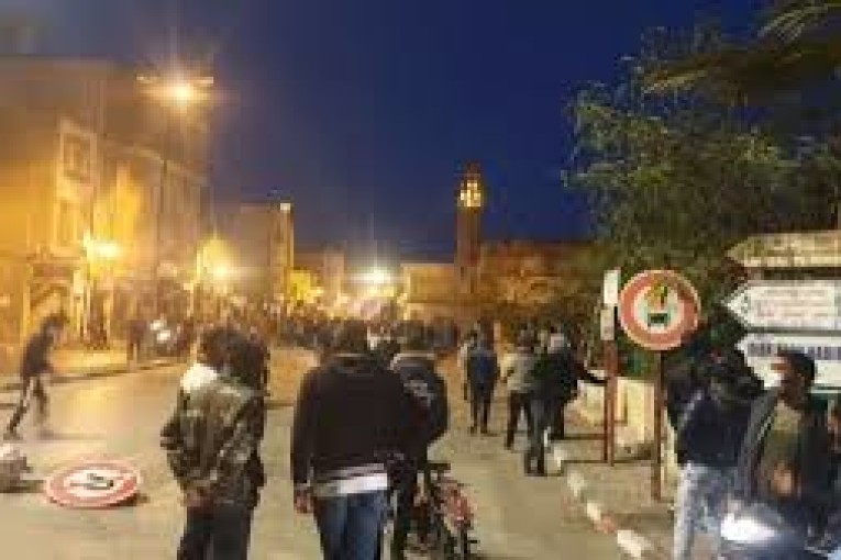 توزر: تنسيقية احداث توزر الجديدة تنفي مسؤوليتها عن أحداث السرقة التي طالت فضاءات تجارية عقب كر وفر بين المحتجين والامن