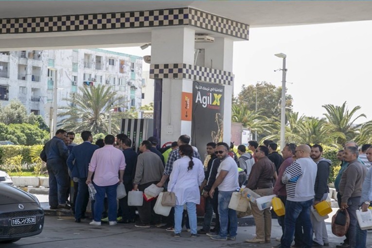 صفاقس : نقص حاد في المحروقات يثير غضب واحتقان المواطنين وعدد من وكلاء محطات بيع الوقود