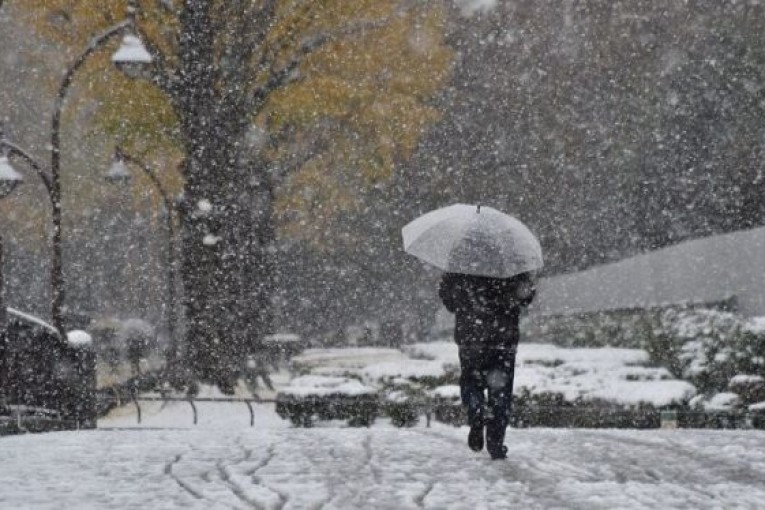 طقس بارد مع نزول امطار رعدية مستمرة بالشمال