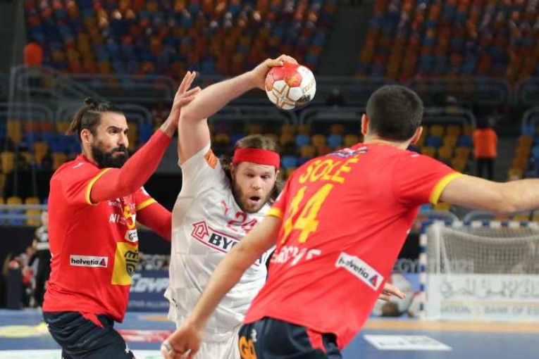 مونديال كرة اليد 2021 : الدنمارك تفوز على إسبانيا وتلتحق بالسويد للنهائي