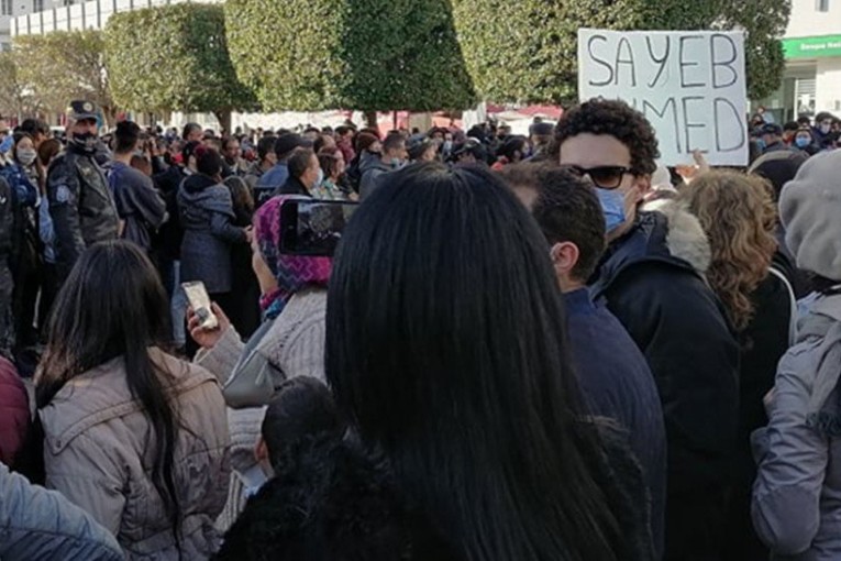 مسيرة بشارع الحبيب بورقيبة للمطالبة باسقاط الحكومة واستكمال مسار الثورة واطلاق سراح الموقوفين