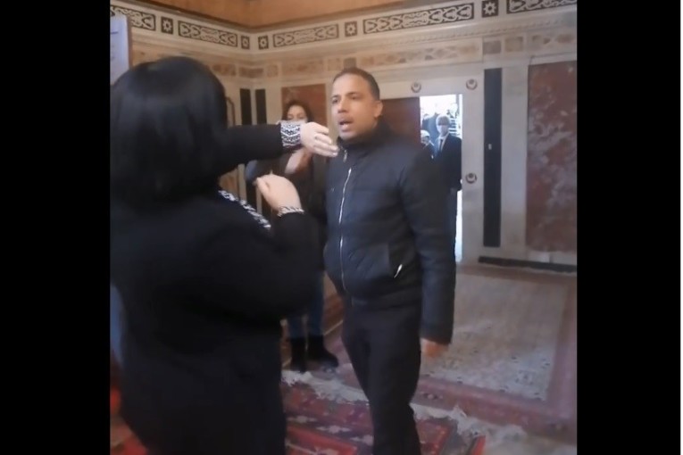 سيف الدين مخلوف يعتدي على عبير موسي و يفتك هاتفها