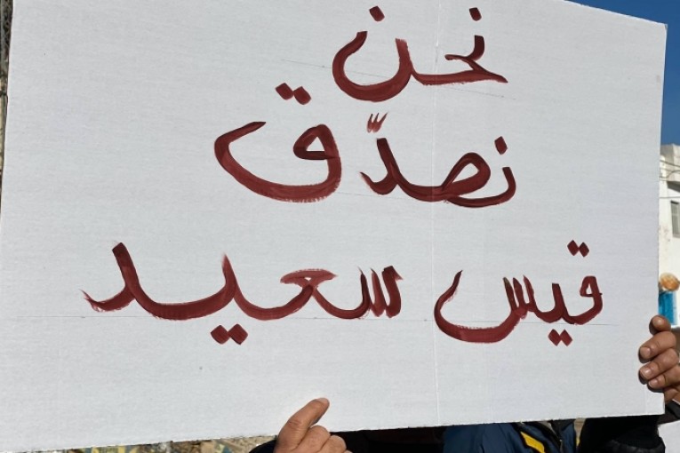 أمام منزله: وقفة مساندة لرئيس الجمهورية