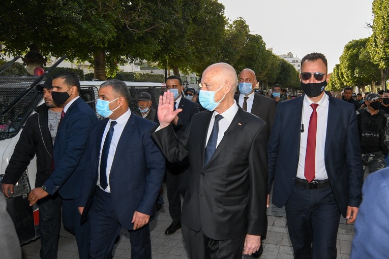 رئيس الجمهورية يؤدي زيارة الى وزارة اداخلية ويلتقي بالمواطنين في شارع الحبيب بورقيبة