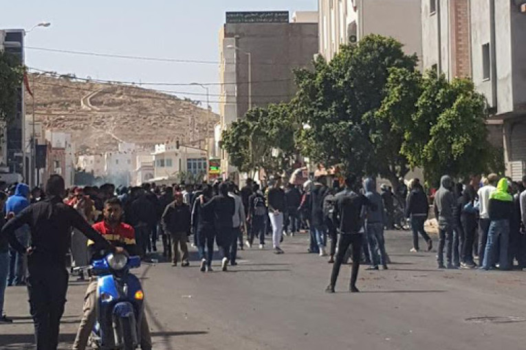 تطاوين : مسيرة في تطاوين تطالب باطلاق سراح الموقوفين وتنفيذ جميع بنود اتفاق الكامور