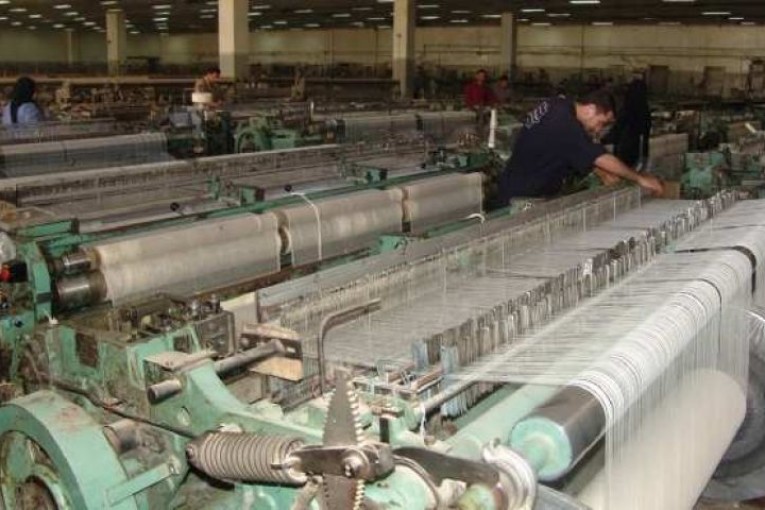 منوبة: عاملات مصنع نسيج بدوار هيشر ينفذن وقفة احتجاجية أمام مقر الولاية للمطالبة بمستحقاتهن المالية