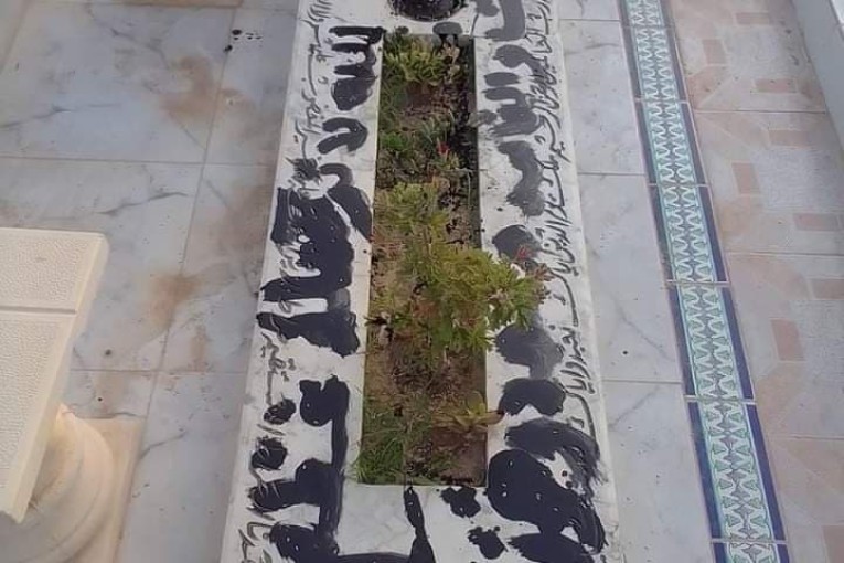 عبارات مسيئة ودعاء كتبت على قبر ميّت .. القبض على الجاني