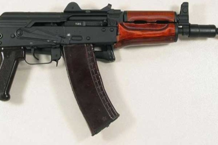 ضبط سلاح “كلاشنيكوف” في حقيبة مسافرة أجنبية بمطار تونس قرطاج (الداخلية)