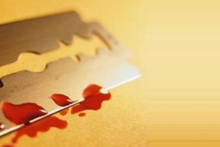 إيقاف زوج شوّه وجه طليقته بشفرة حلاقة في بهو محكمة الناحية